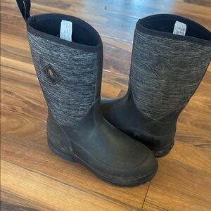 Kids muck boots size 2
